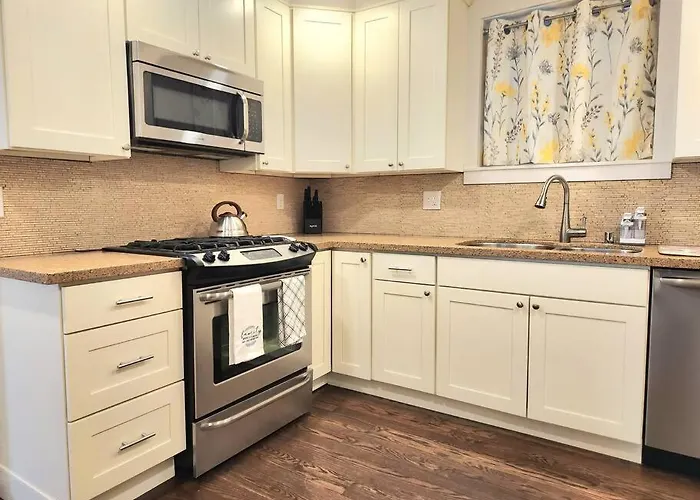 Cozy Contemporary 2Br With Sofa Bed In The Office